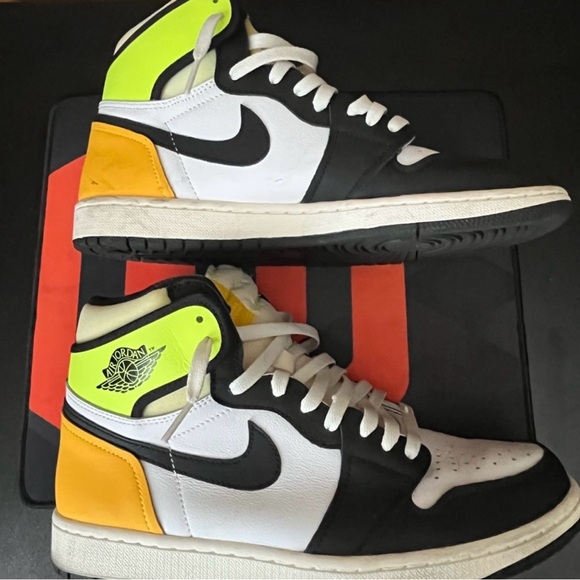 Jordan 1 OG “Volt Gold” - Picture 4 of 7